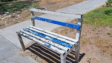 Urge mantenimiento de bancas en plaza pública