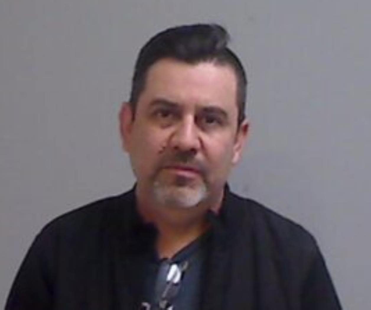 Arrestan a pastor por cargos de indecencia con un menor