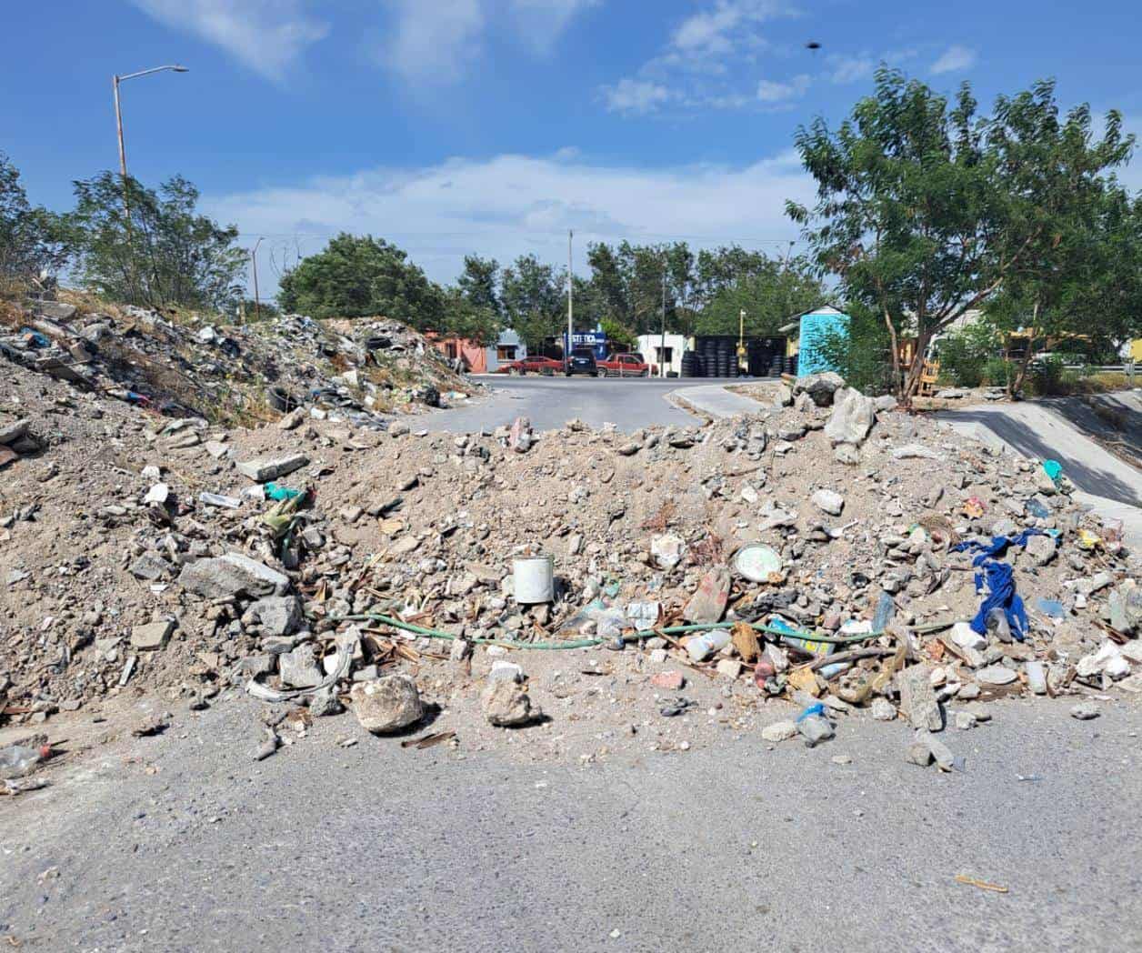Desconocidos cierran calle con... ¡montones de tierra!
