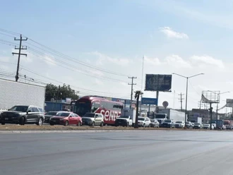 Bloquean carretera y emplazan al Municipio