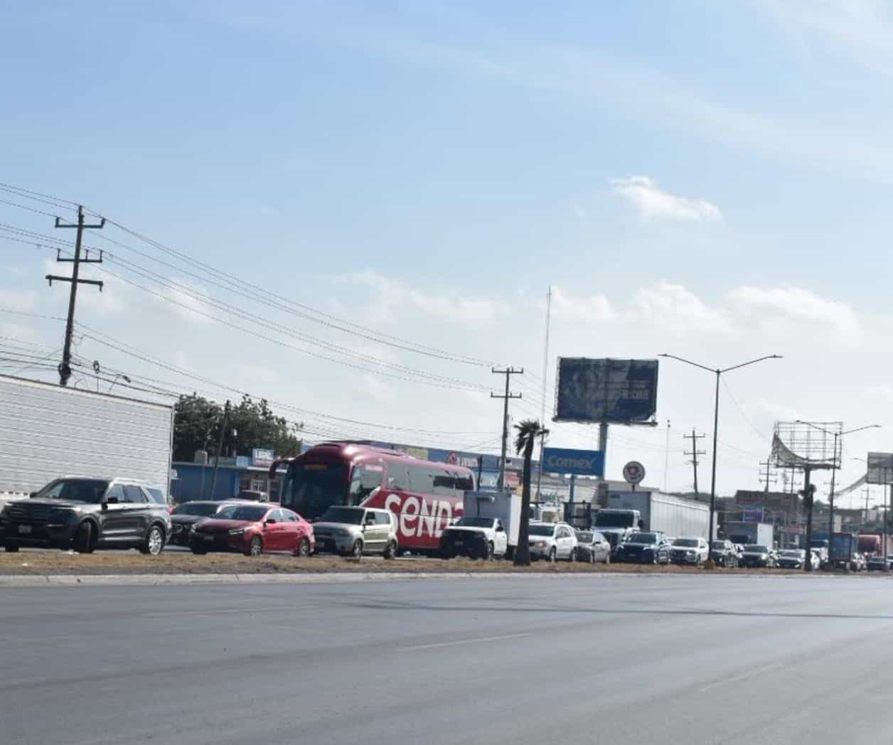 Bloquean carretera y emplazan al Municipio