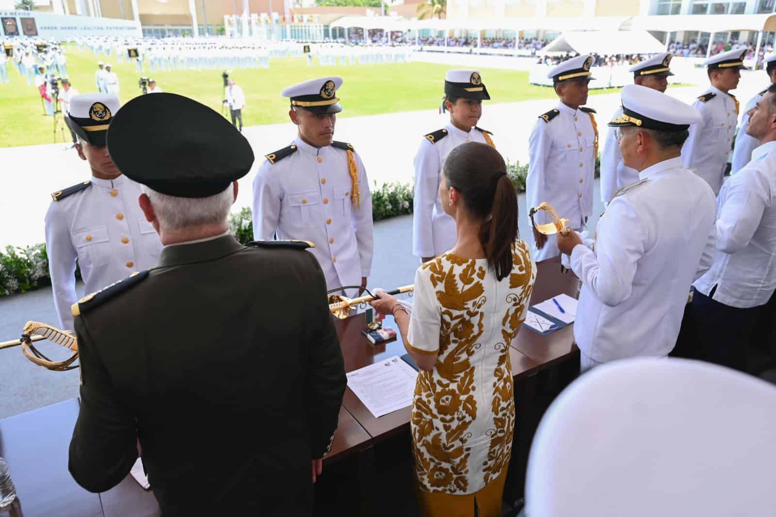 Preside Sheinbaum graduación en Heroica Escuela Naval