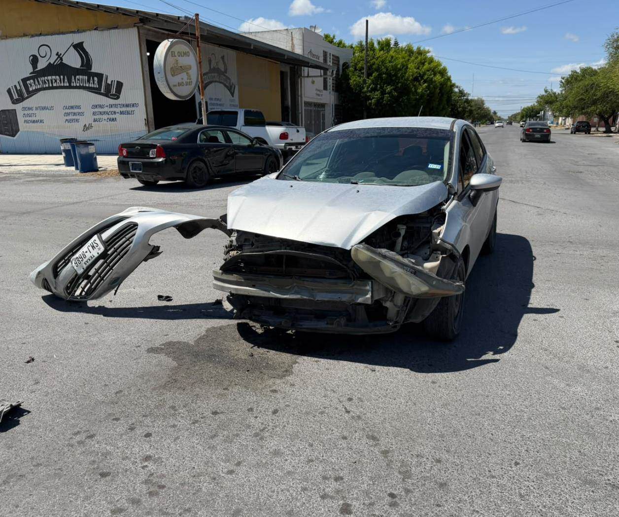 Aparatoso choque en la Zona Centro deja únicamente daños materiales