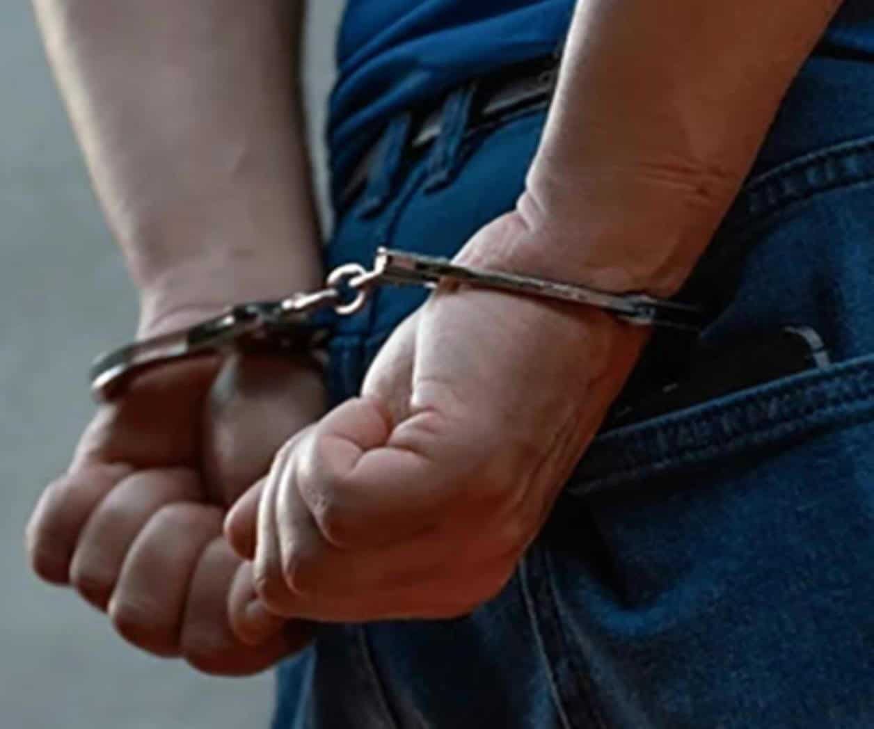 Arrestan a ‘coyote’ con 22 migrantes