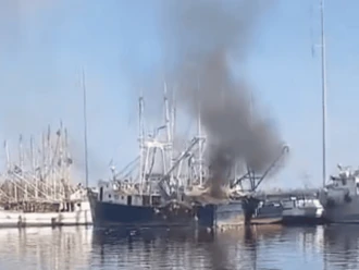 Explosión de barco camaronero deja un muerto en Mazatlán