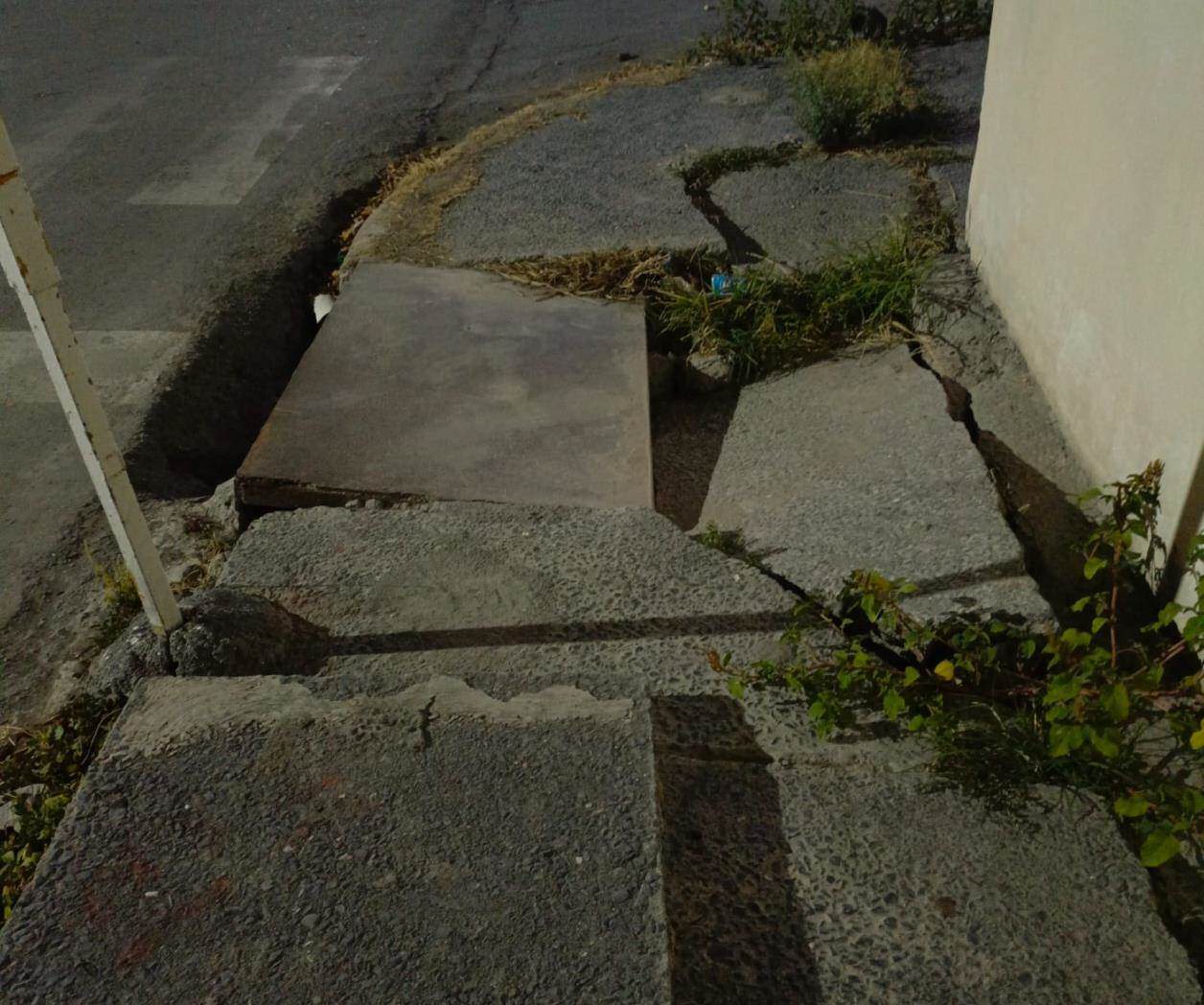 Colapsa acera en ruta de familias a Unidad Deportiva