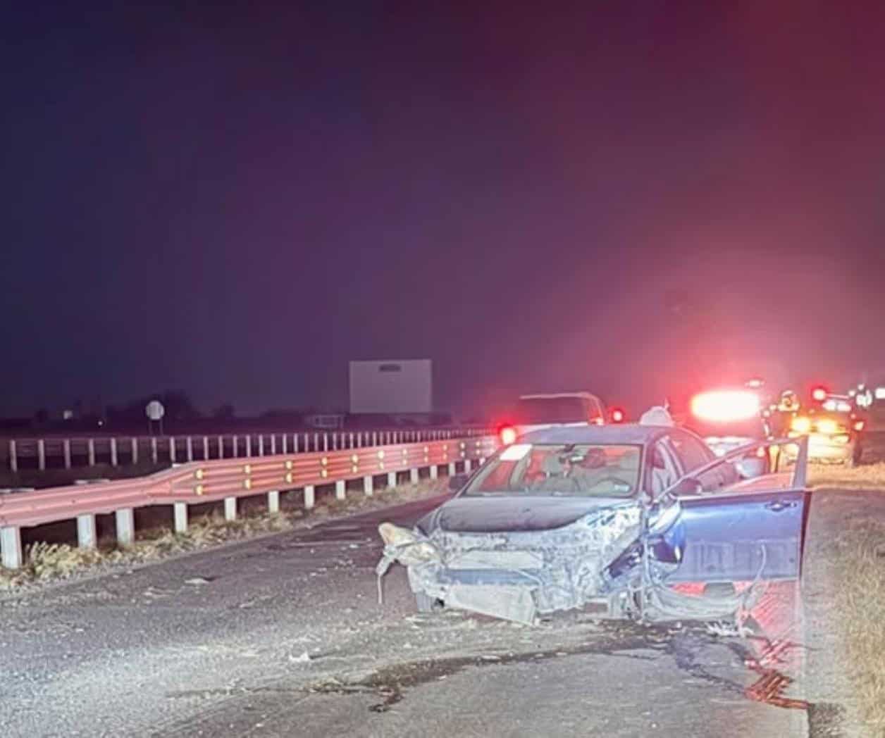 Lesionado  al impactar auto contra estructura de protección