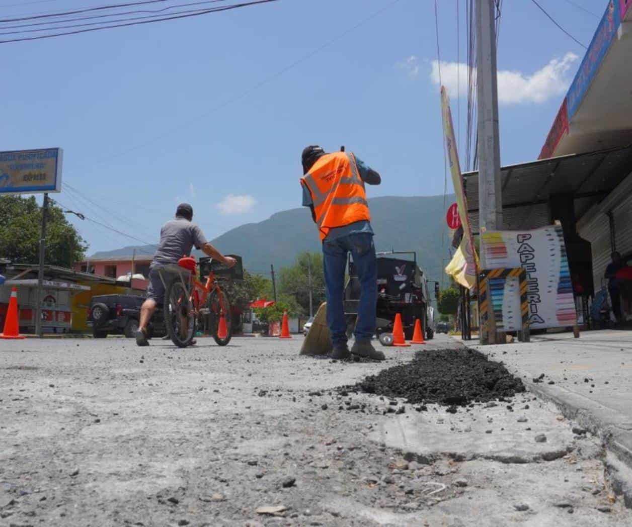 Continúa bacheo en calles de Victoria