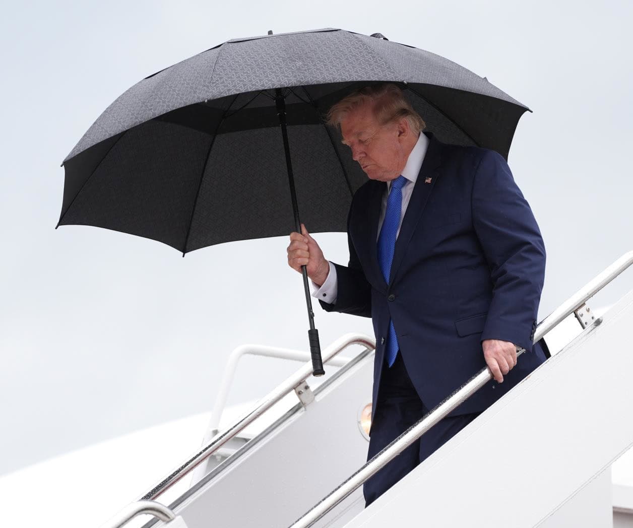 Amaga Trump gran escalada contra Teherán y se retracta