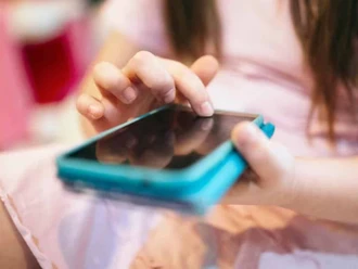 Analizan regular el uso de celulares en las escuelas