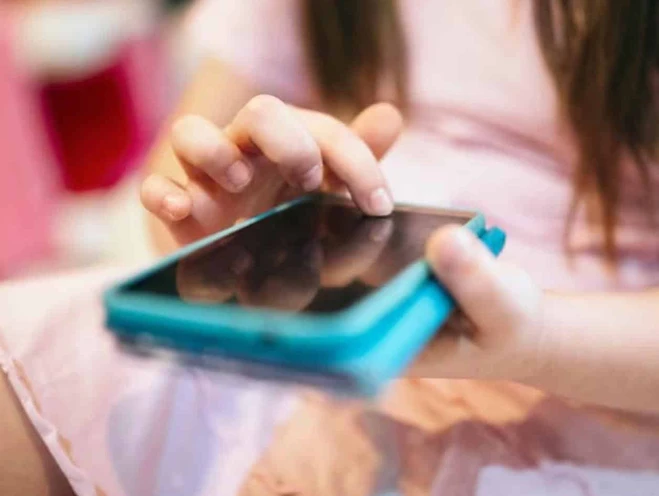 Analizan regular el uso de celulares en las escuelas