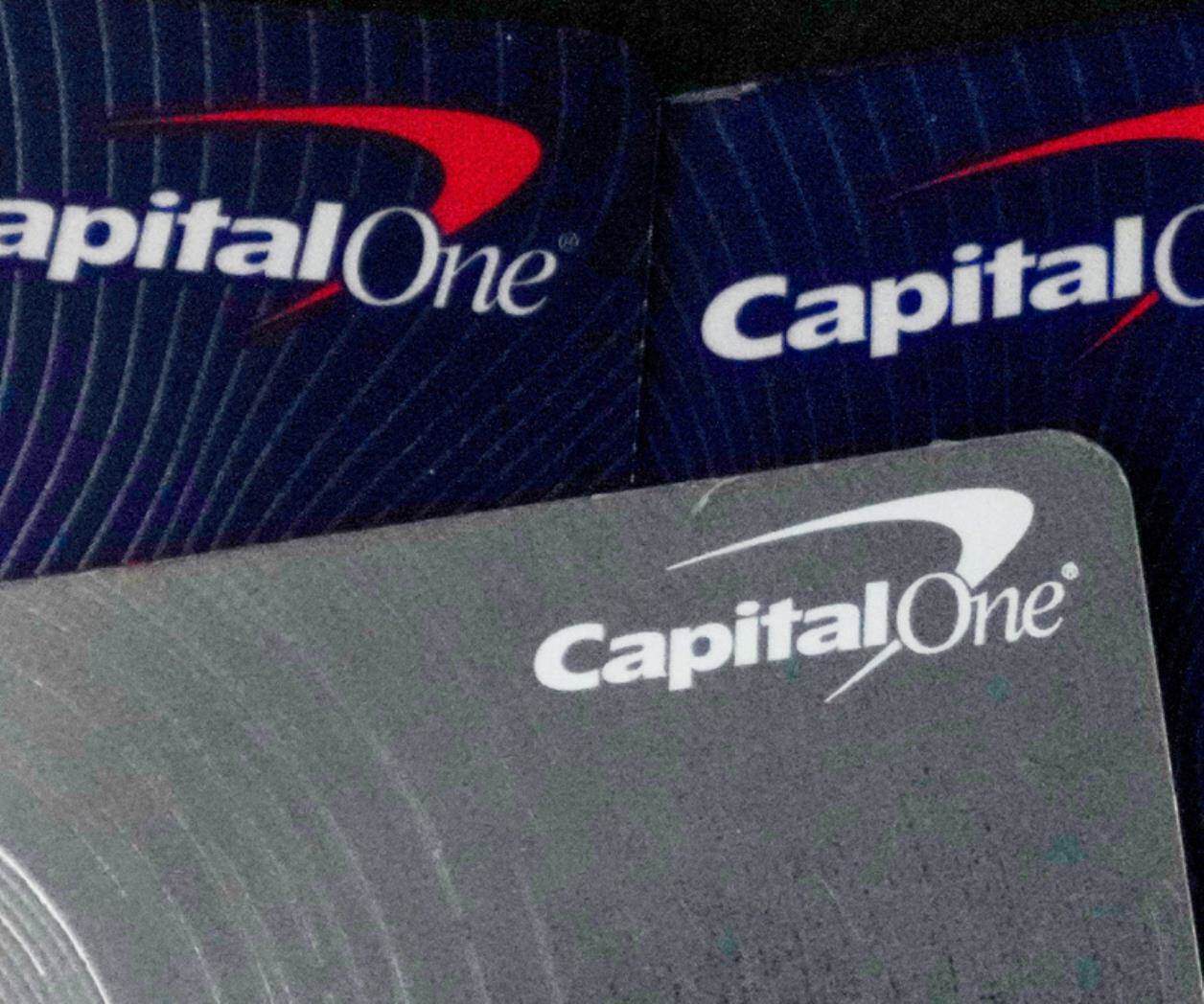 Capital One dice que cerró cuentas bancarias de Trump por posible lavado de dinero