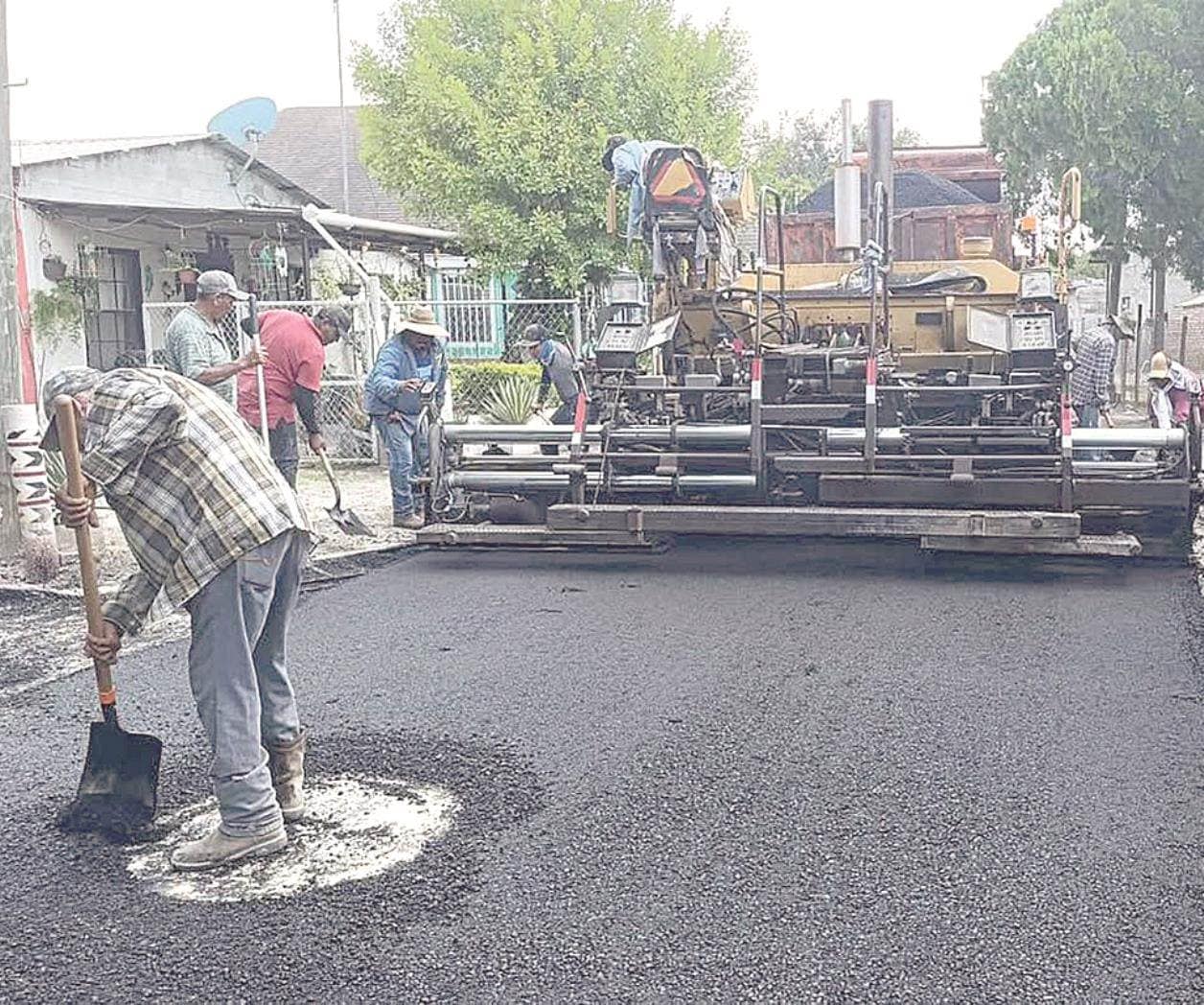 Supervisan pavimentación en Valadeces