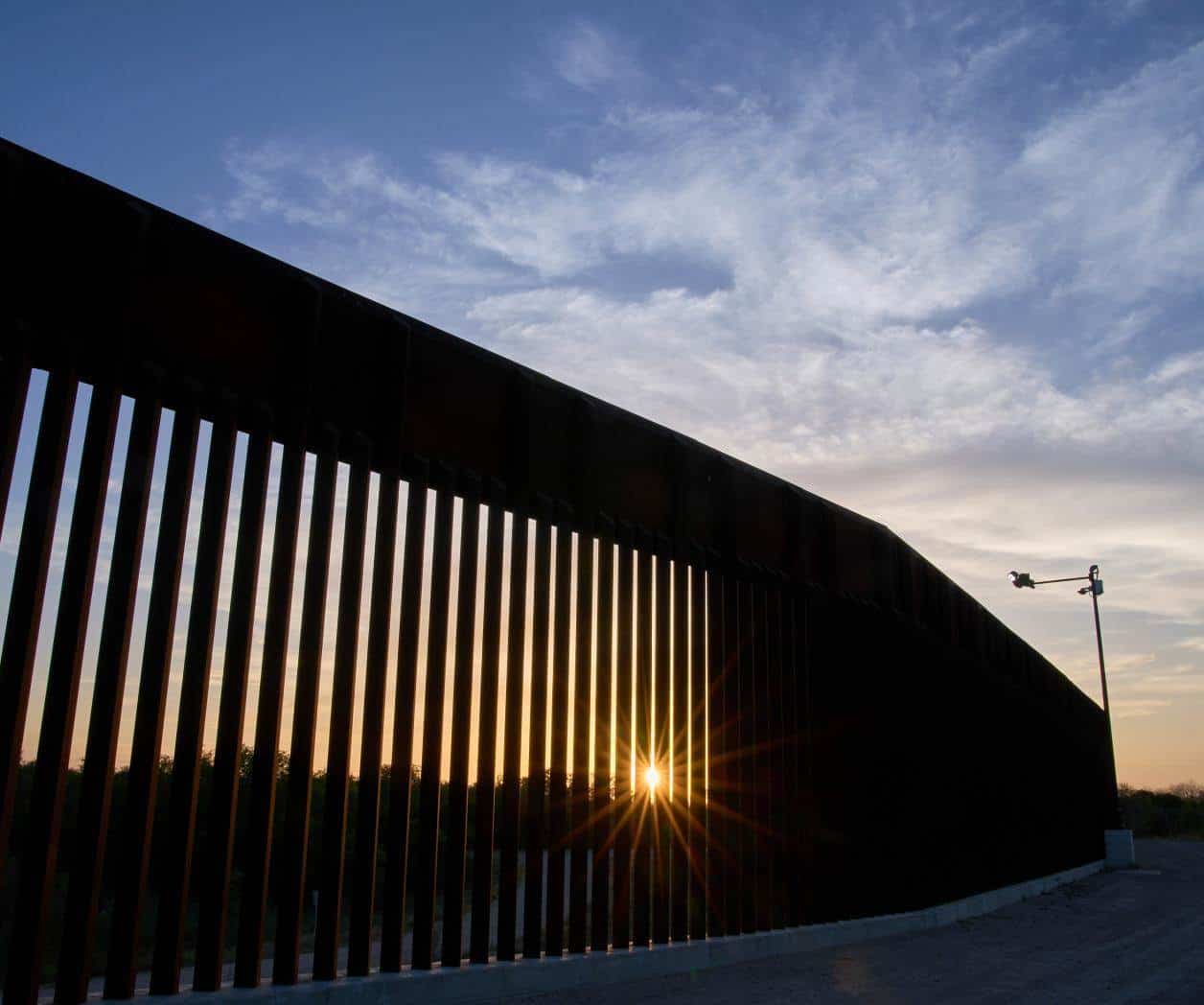 Juez Federal avala extender muro a través de diques que protegen Presidio