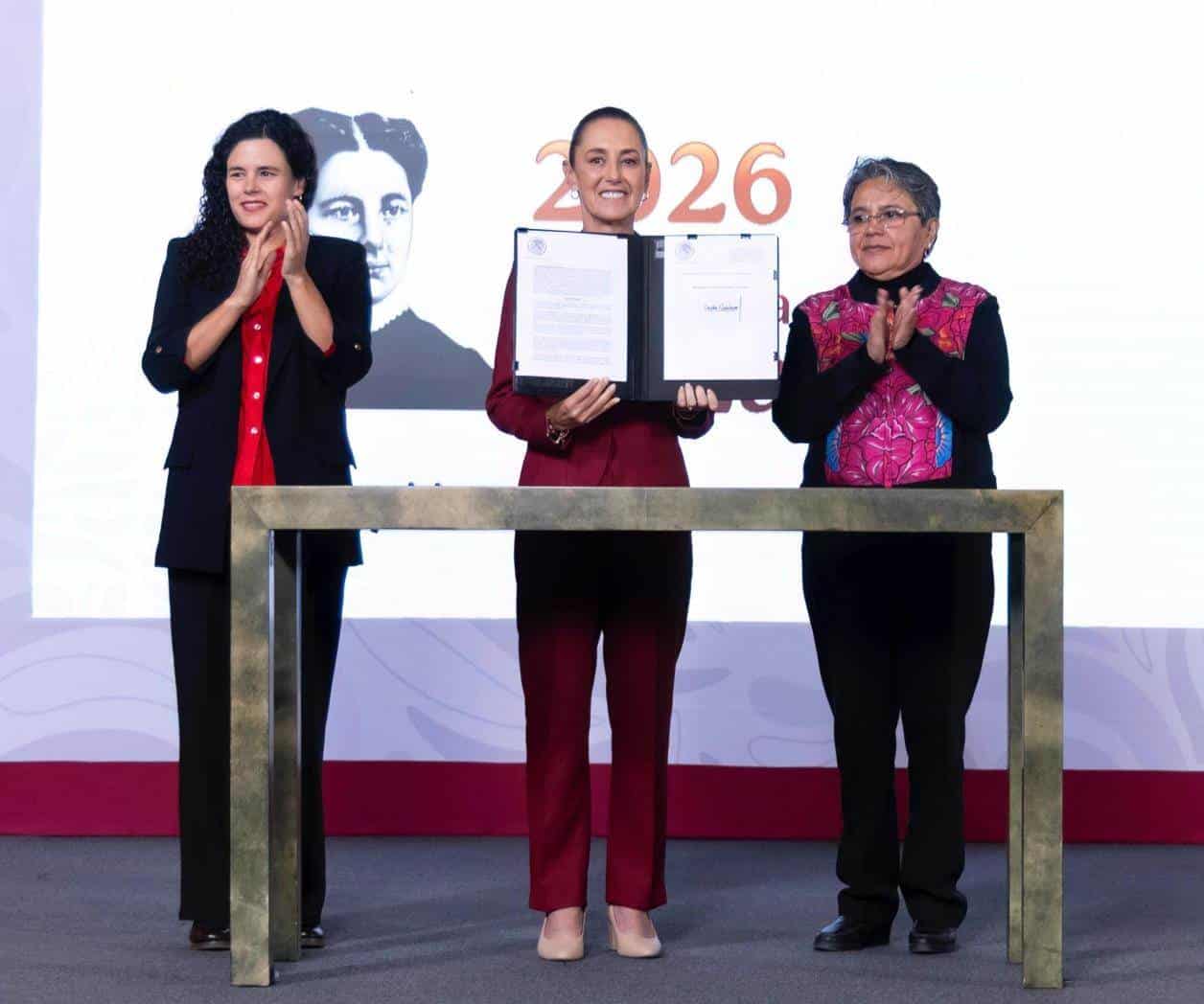 Firma Claudia Sheinbaum decreto de transparencia