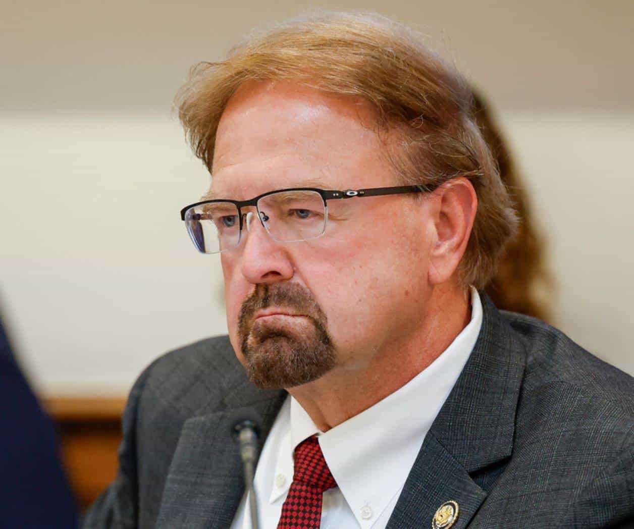 Chuck Edwards retira su campaña de reelección tras censura