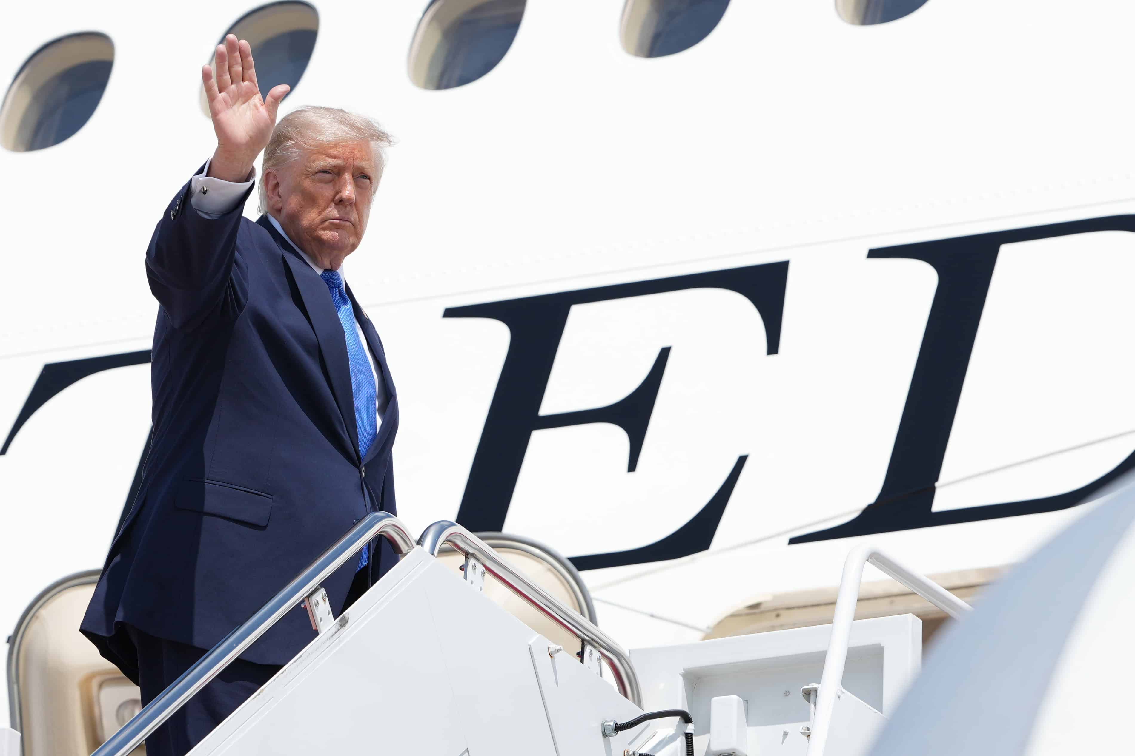 Trump ordenó cerrar cinco embajadas