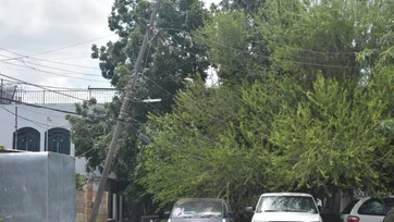 Piden retirar poste, pone en riesgo a vecinos