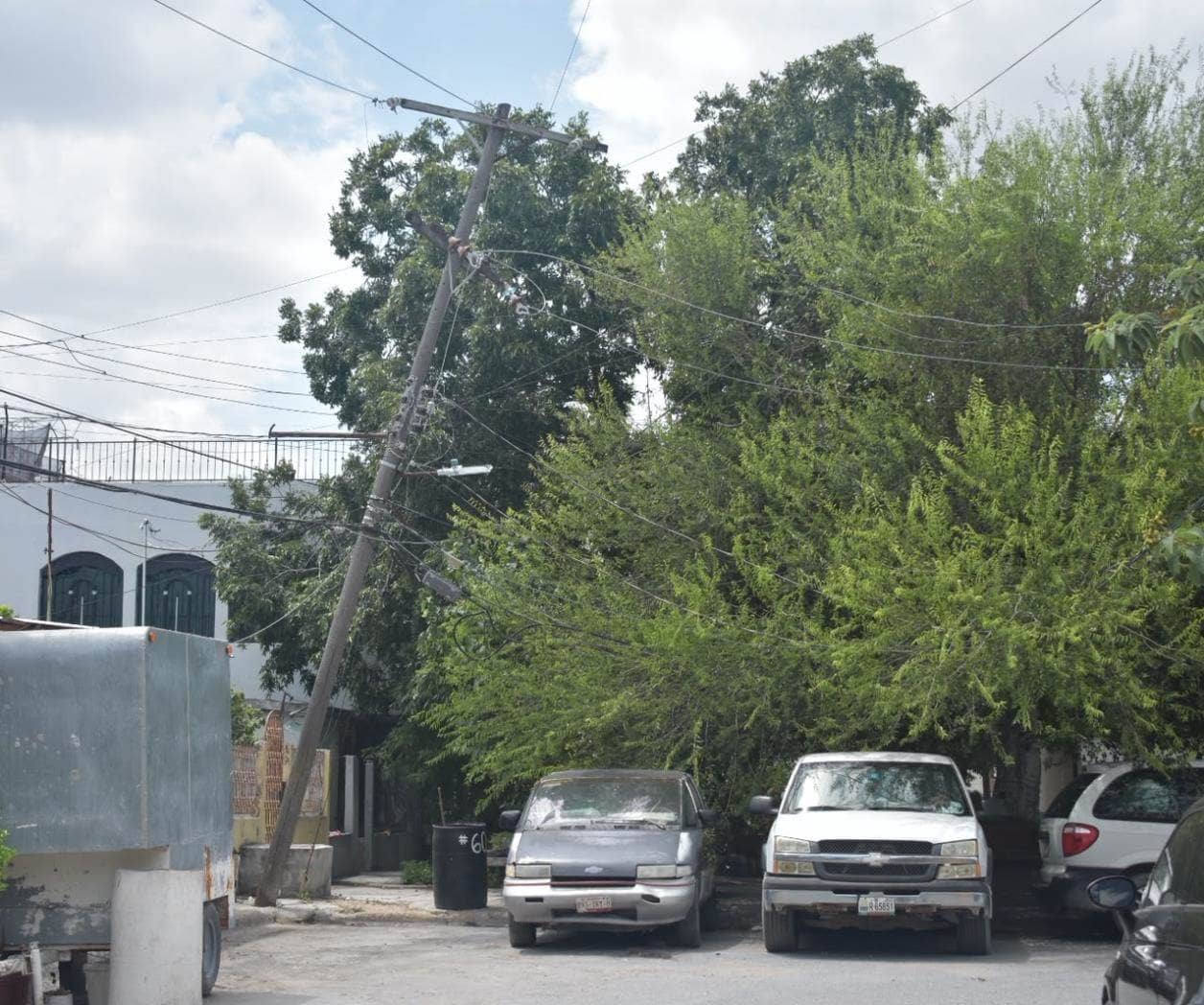 Piden retirar poste, pone en riesgo a vecinos