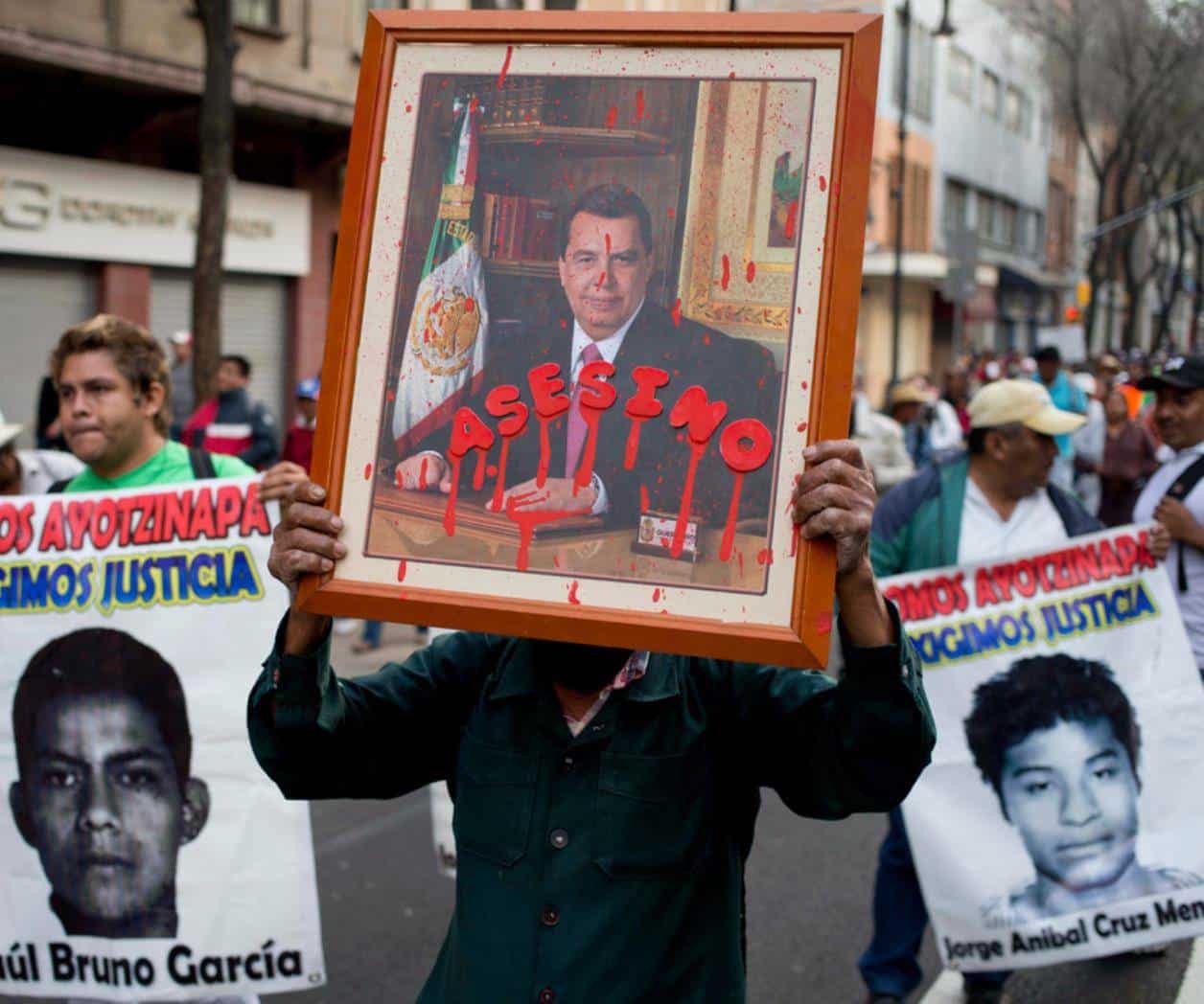 Fiscalía de México detiene a exgobernador de Guerrero por la desaparición de 43 estudiantes en 2014