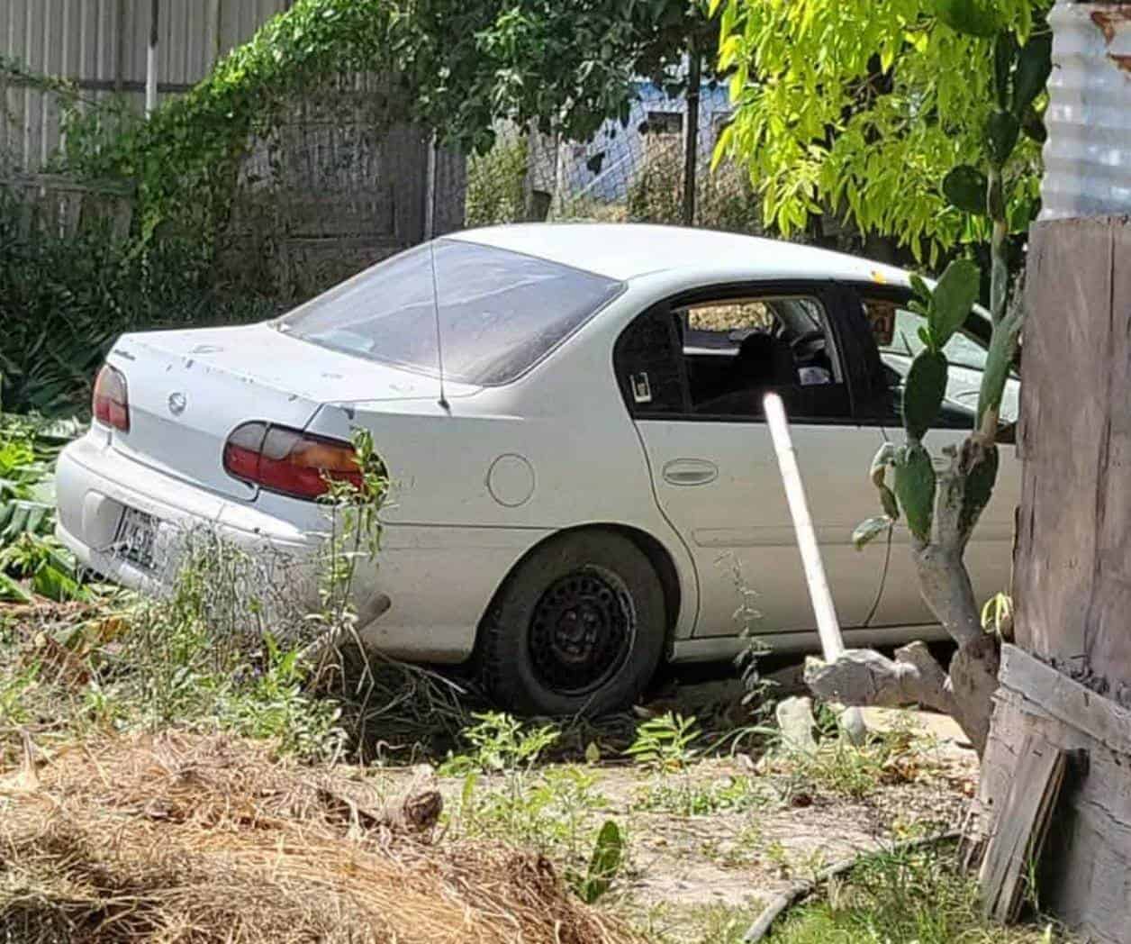 Tumba cerca con su automóvil
