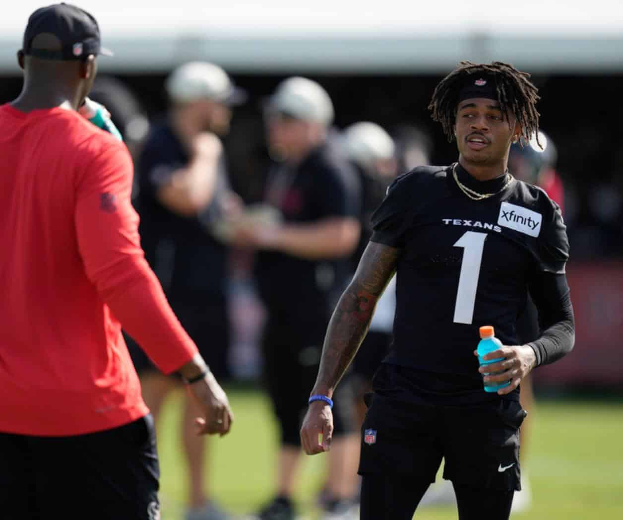 Tank Dell supera el reto mental de confiar otra vez en su rodilla en su regreso a los Texans