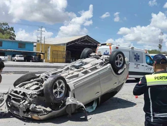 Camioneta vuelca tras choque en la Río Bravo-Reynosa
