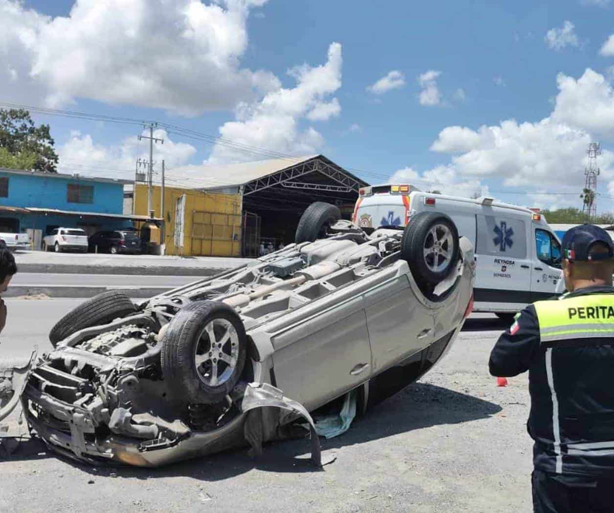 Camioneta vuelca tras choque en la Río Bravo-Reynosa