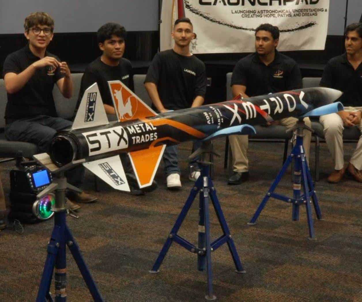 Alumnos del Valle apuntan al espacio con cohete propio