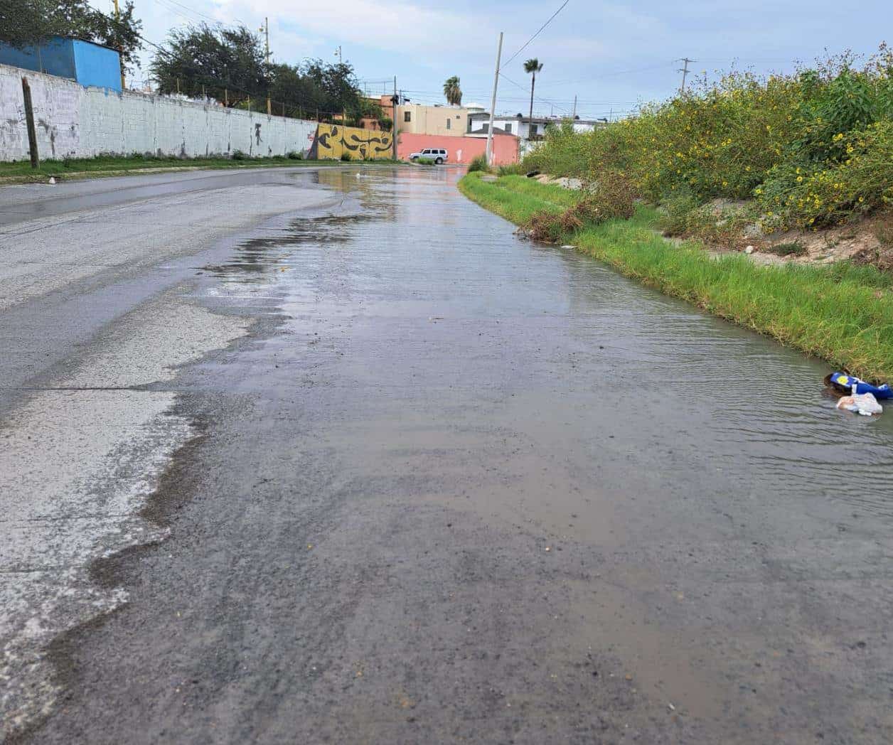 Brota fuga de aguas residuales en colonia
