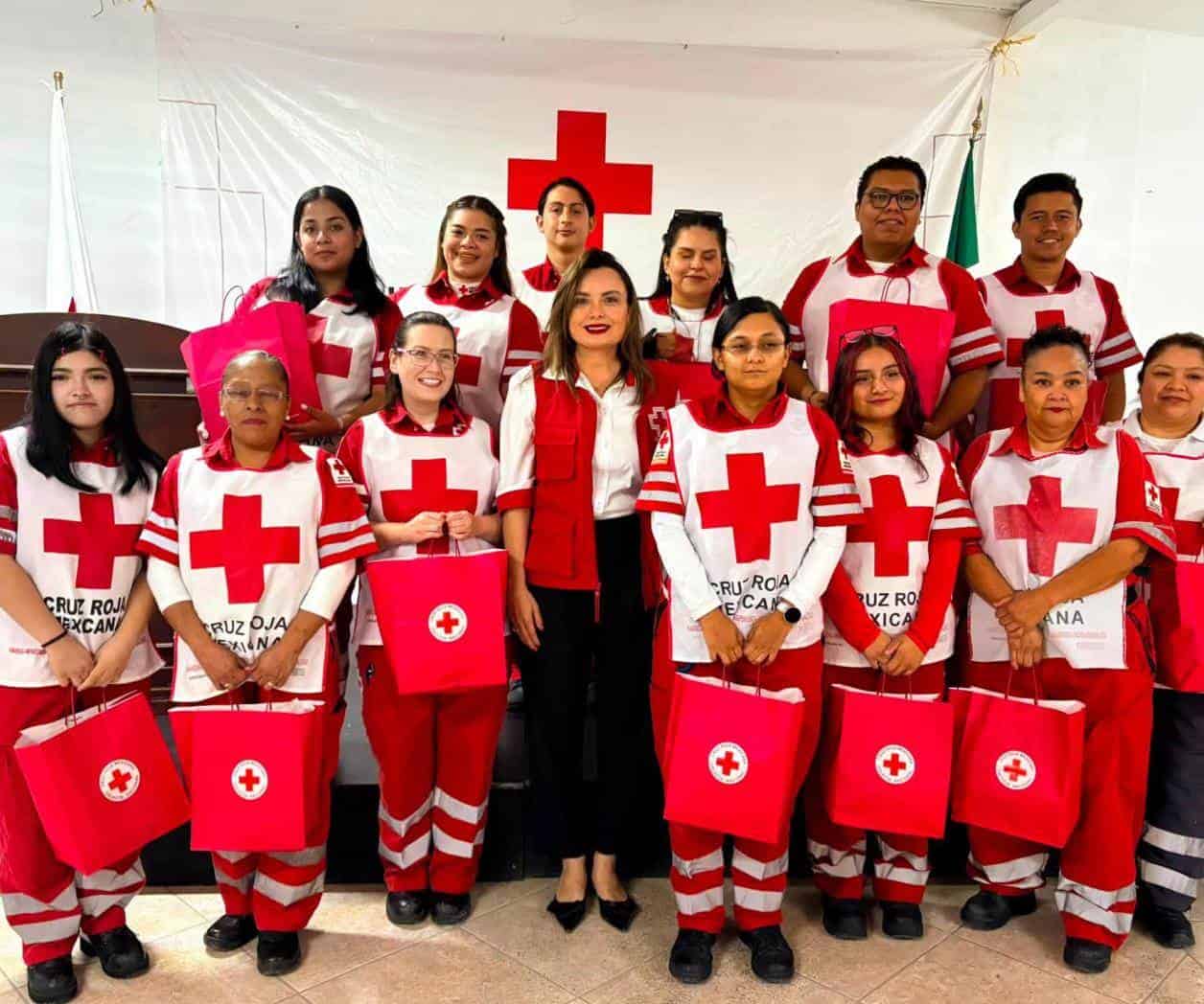 Renuevan uniformes a socorristas de Cruz Roja