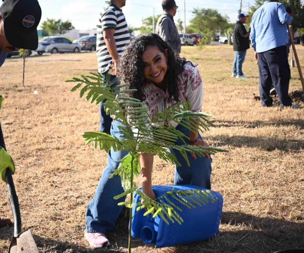 Senadora Sosa planta árboles en Matamoros