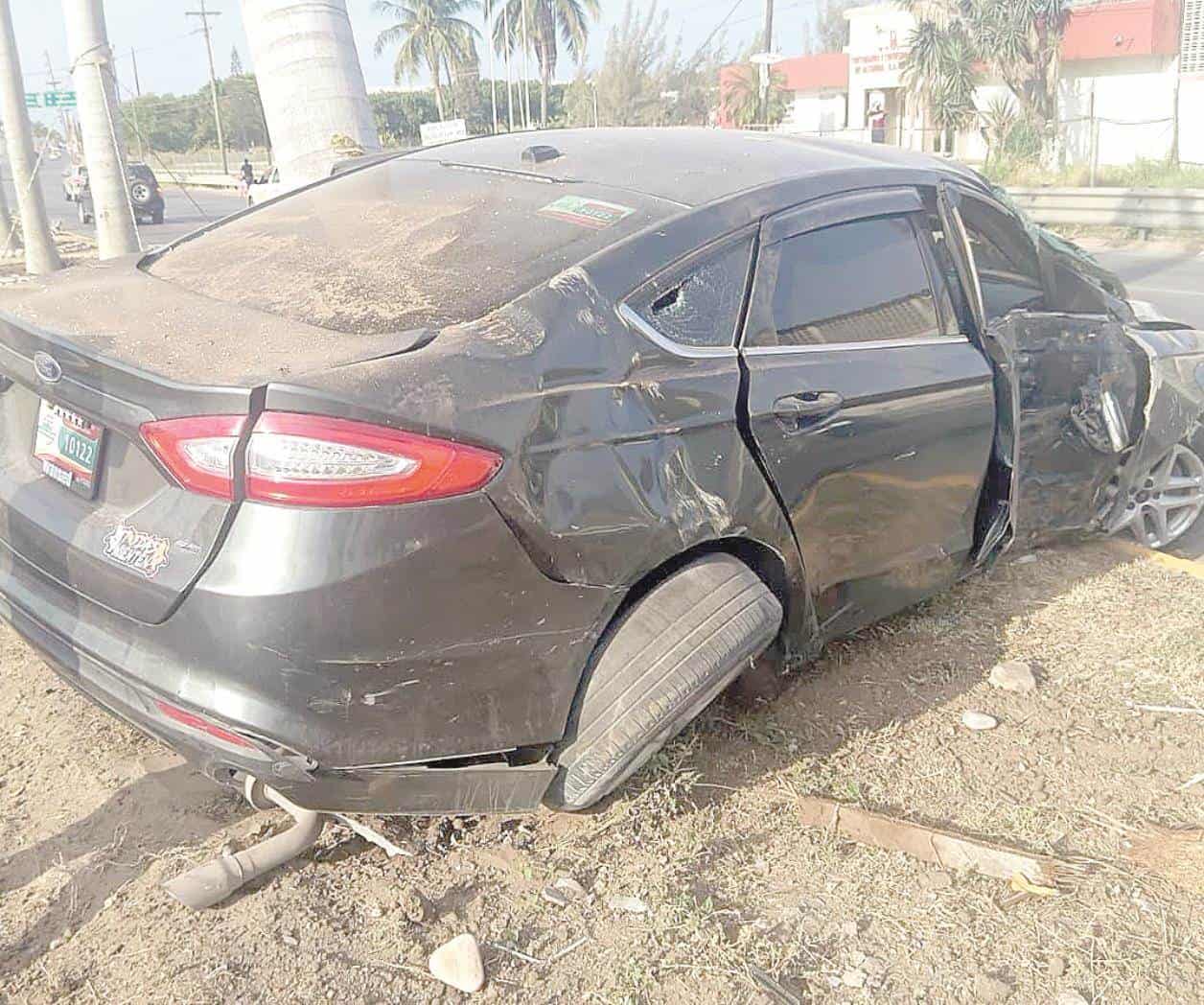 Conductor resulta ileso tras chocar y derribar palmera
