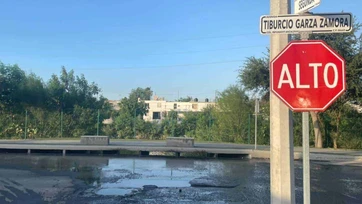 Derrame de aguas negras afecta a vecinos y autos