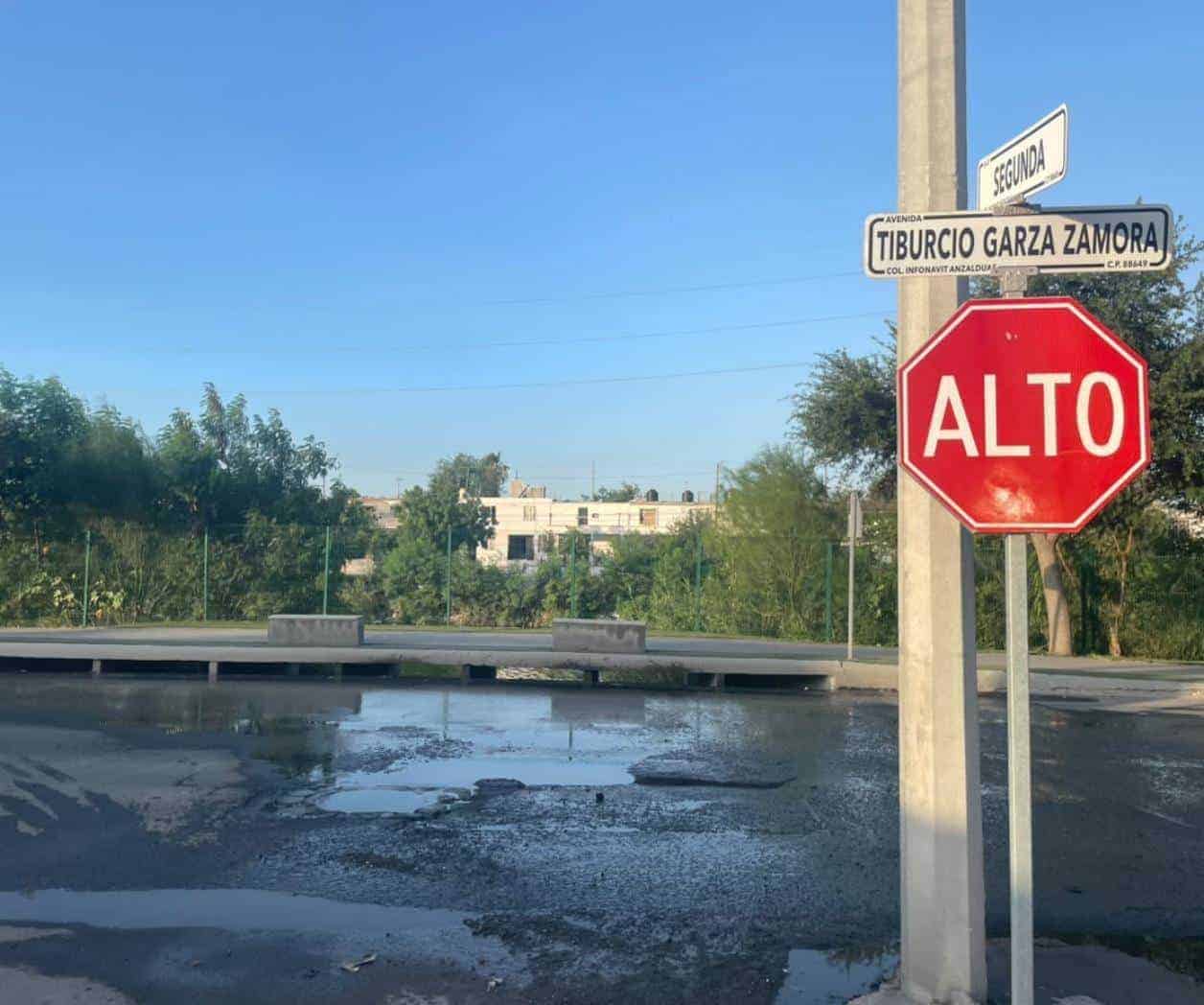 Derrame de aguas negras afecta a vecinos y autos