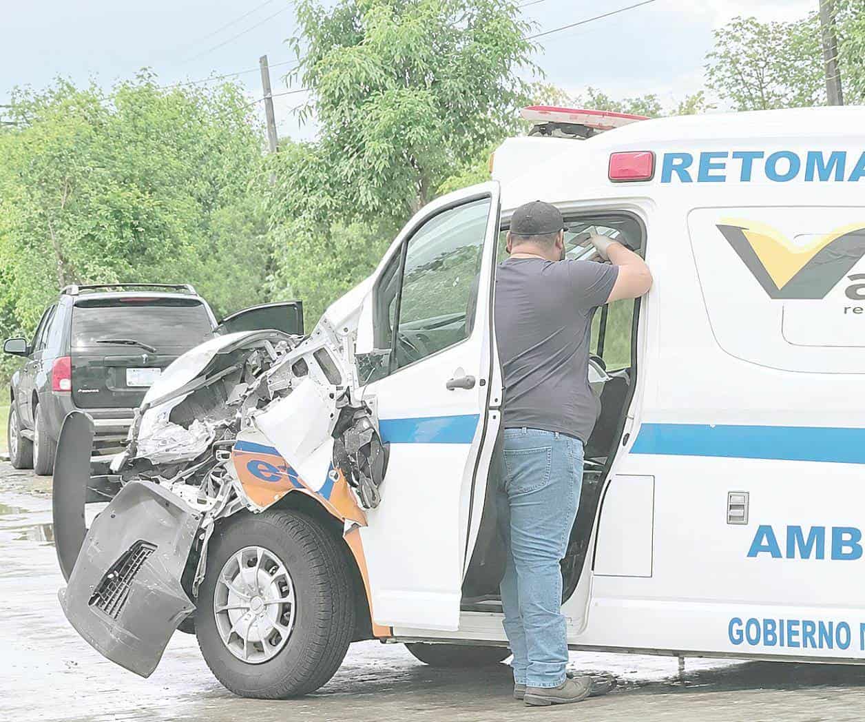 Chocan MG y ambulancia en carretera