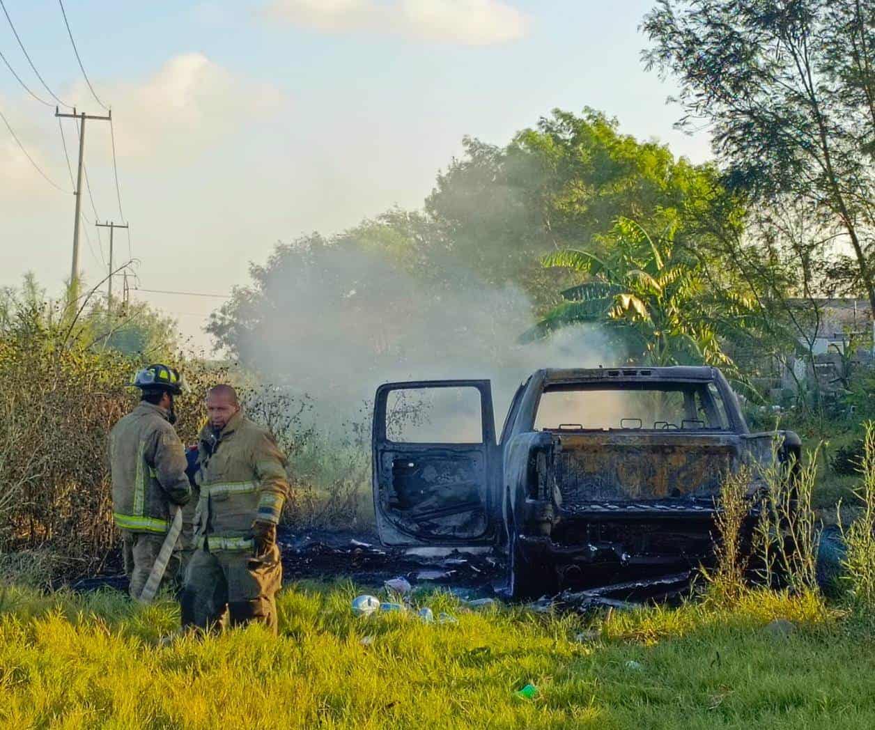  Incendio consume camioneta en Río Bravo
