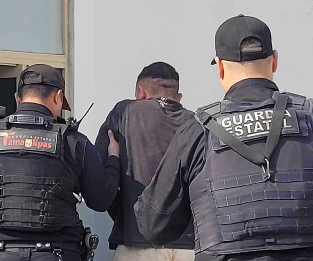 Detienen a dos infractores en fila del puente internacional