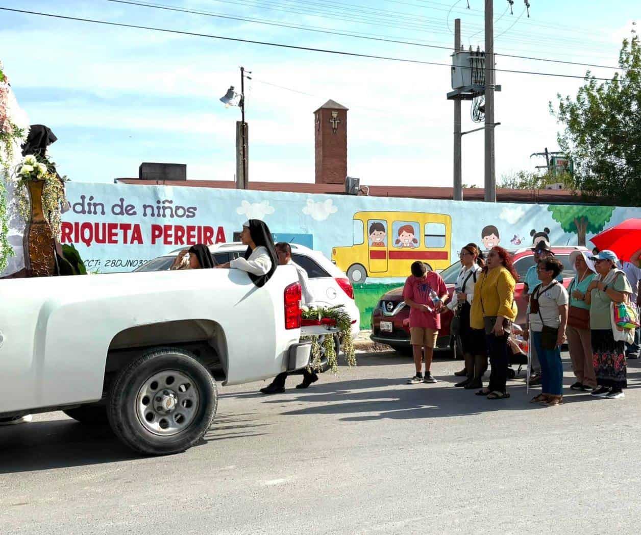 Celebran católicos con  fe a Santa Clara de Asís