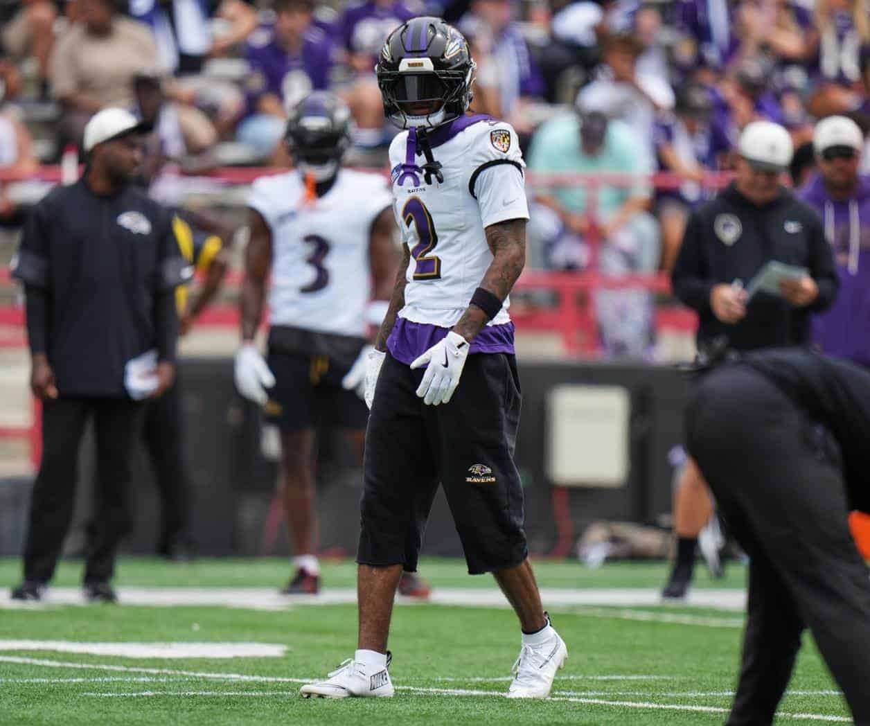 Nate Wiggins de Ravens sale en camilla por lesión en pierna
