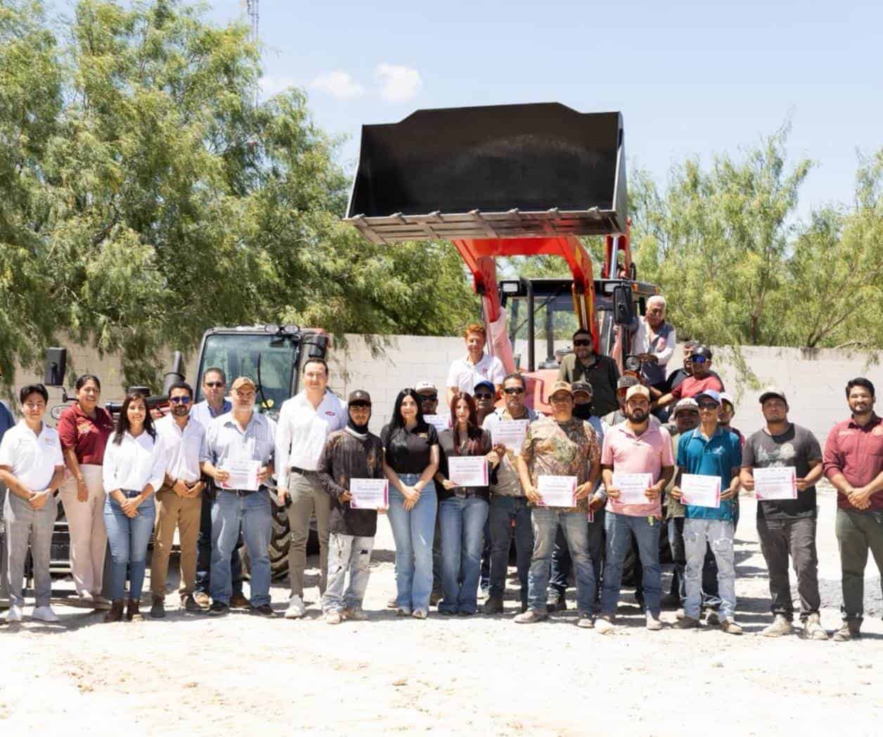 Participa alcaldesa en curso de maquinaria