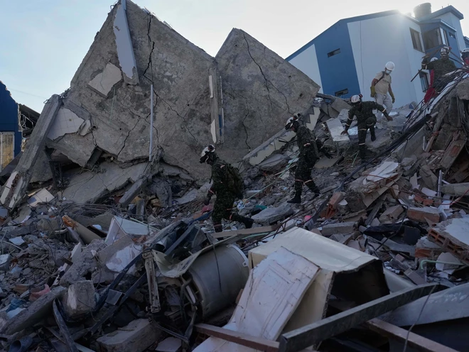 Sube a 273 la cifra de muertos por terremoto en Colombia