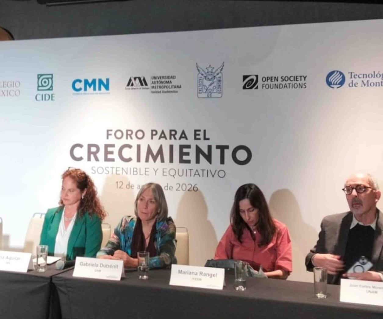 Economistas piden revisar políticas para acelerar el PIB