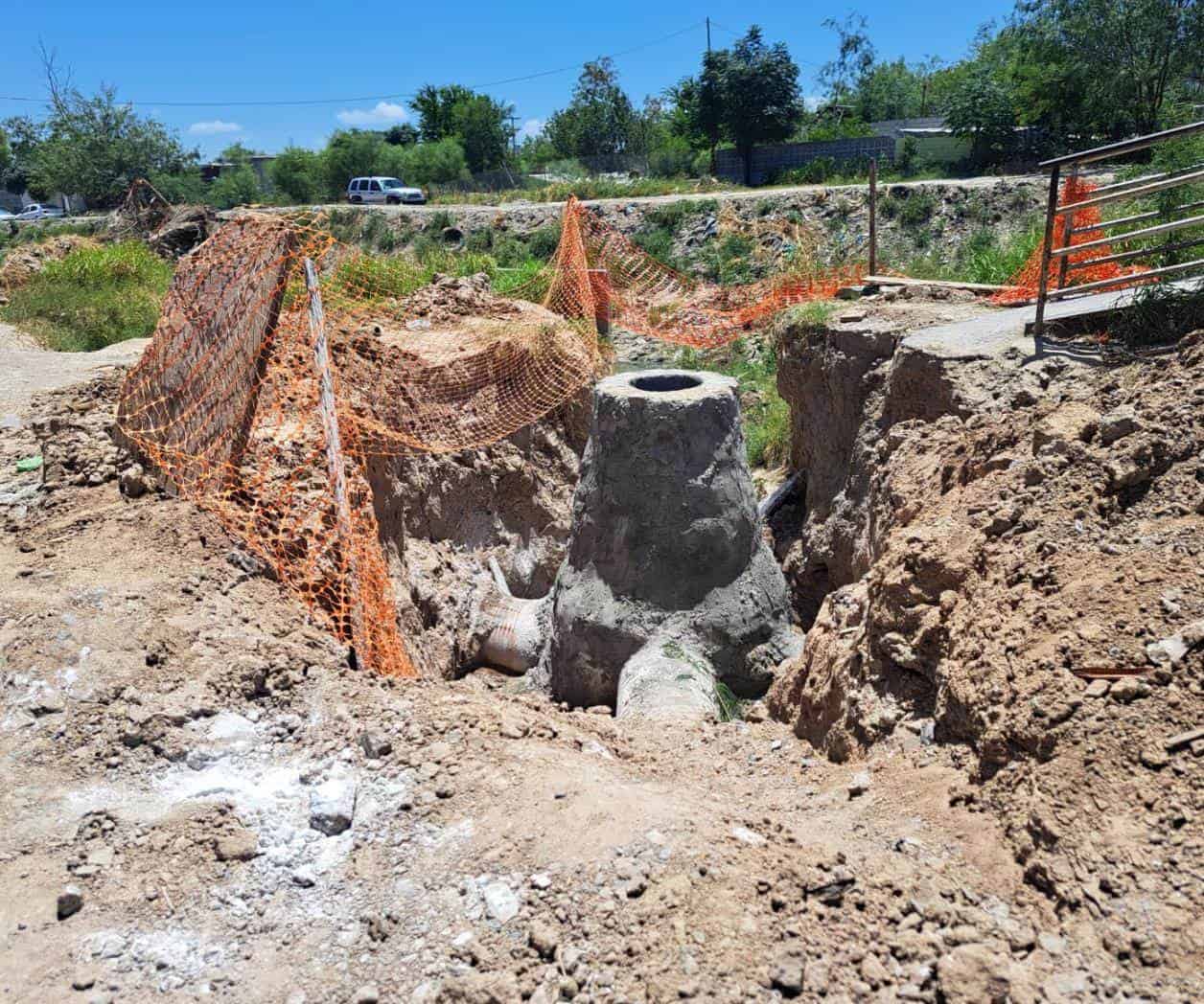 Embarazada cae de un puente peatonal