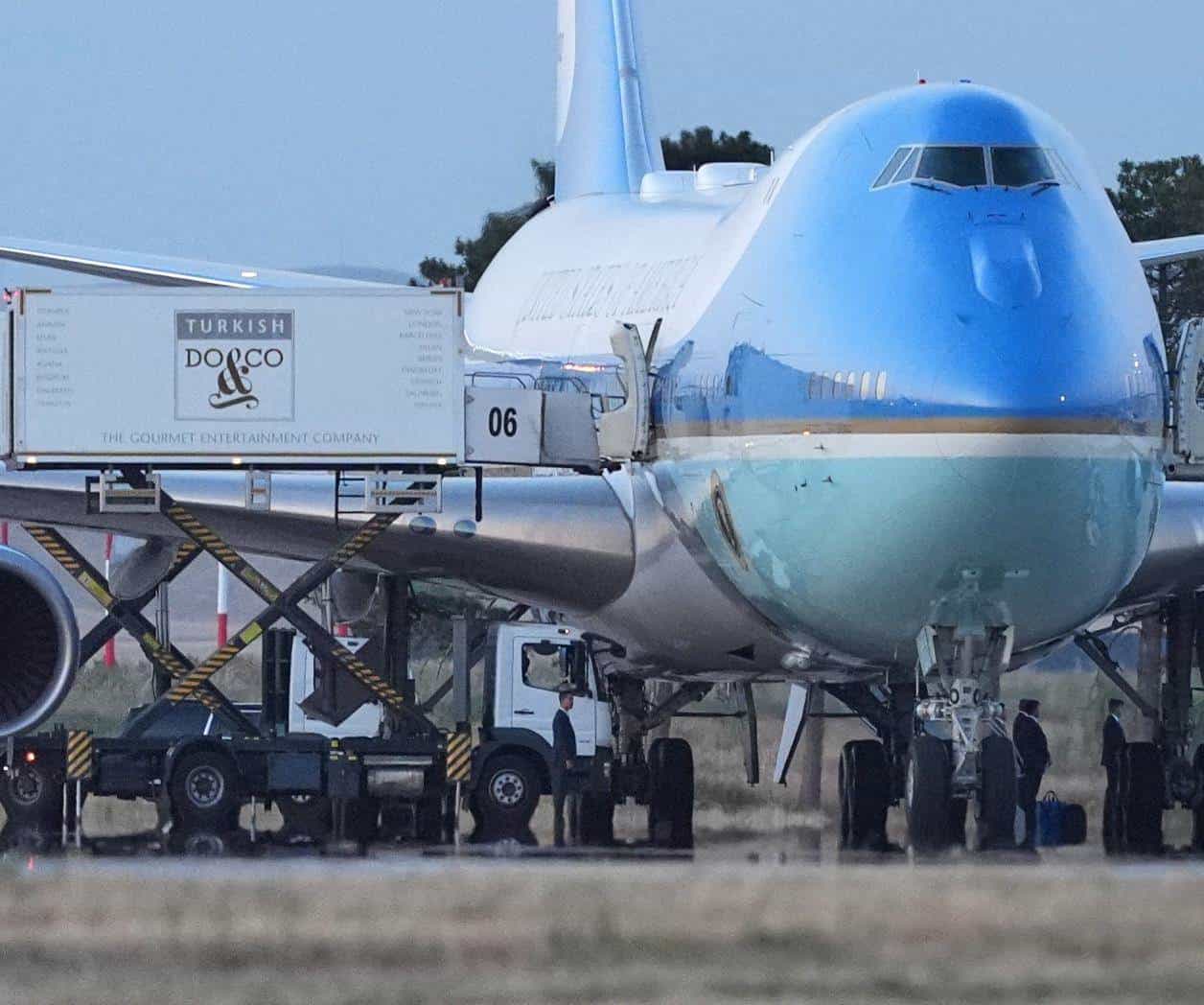 Usan avión señuelo para proteger a Trump