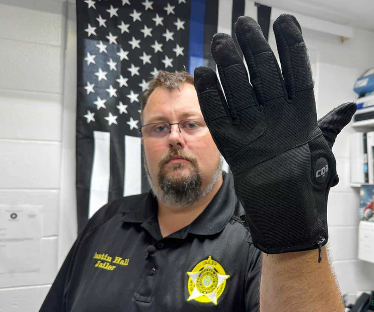 Zar fronterizo de EEUU defiende guantes de electrochoques del ICE para evitar el uso de fuerza letal