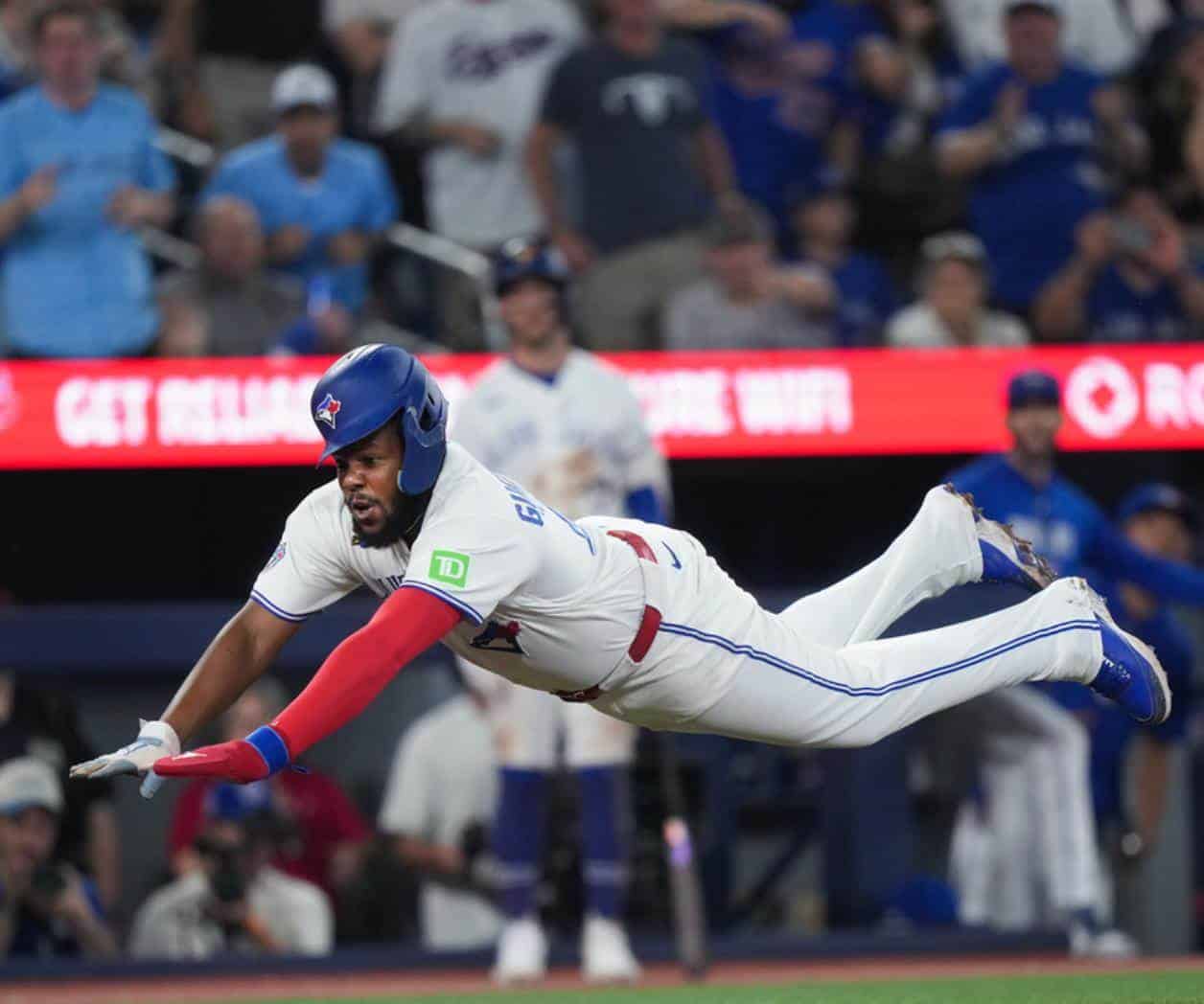 Azulejos anotan 5 carreras en la 8va y vencen 6-4 a Medias Rojas, que sufren 5 derrotas al hilo