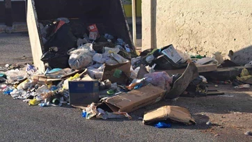 Proliferan contenedores saturados de desperdicios