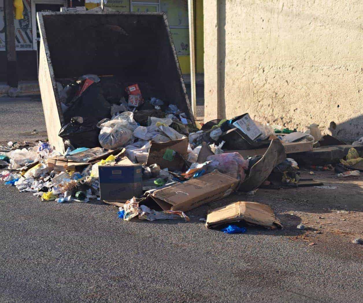Proliferan contenedores saturados de desperdicios