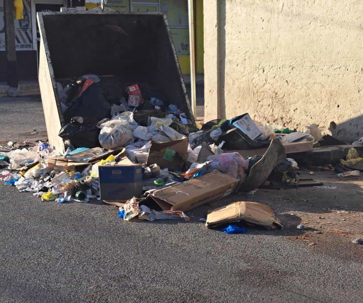 Proliferan contenedores saturados de desperdicios
